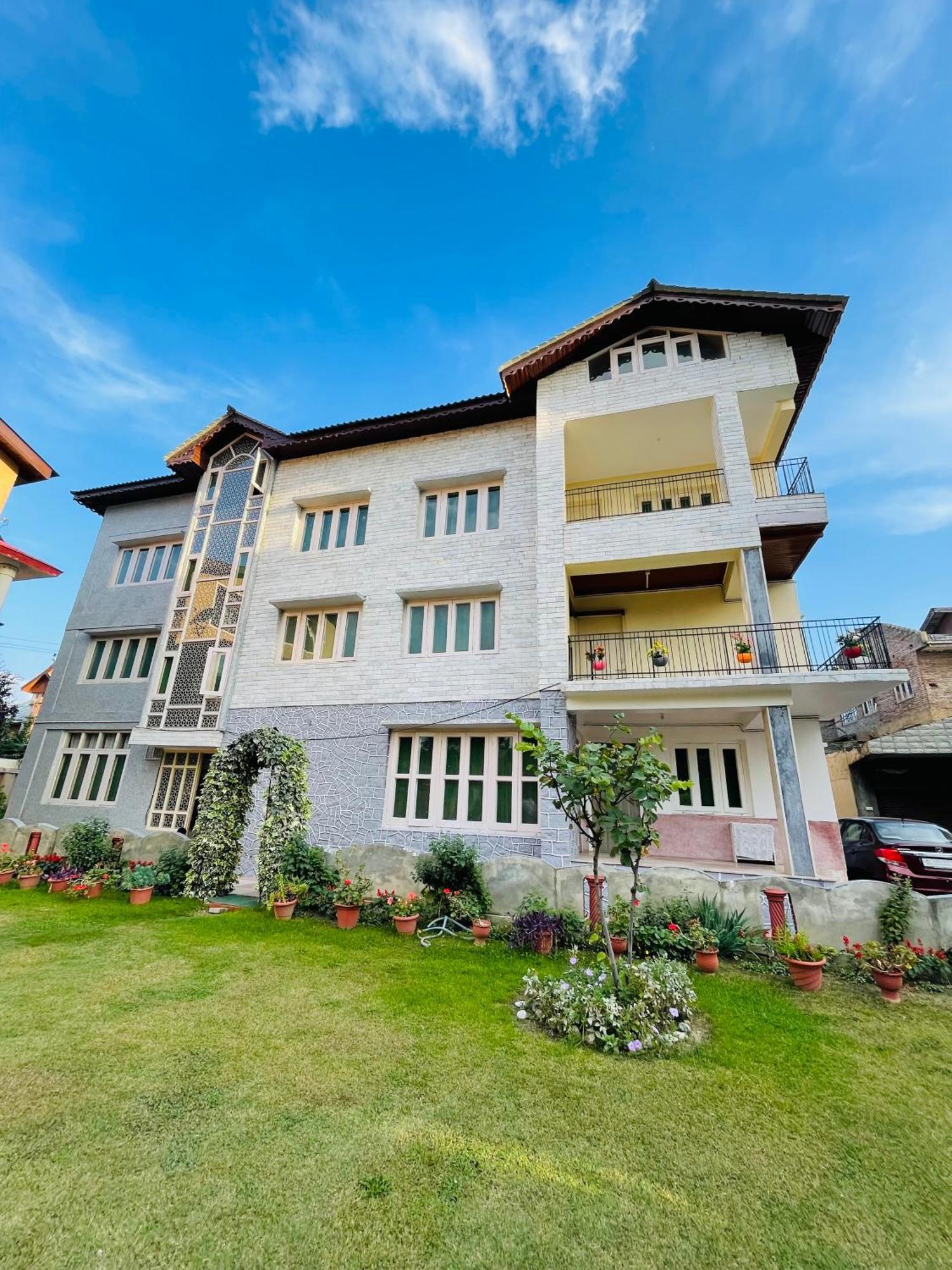 The Khayabaan - Luxurious Home Stay Away From Home Srinagar  Ngoại thất bức ảnh