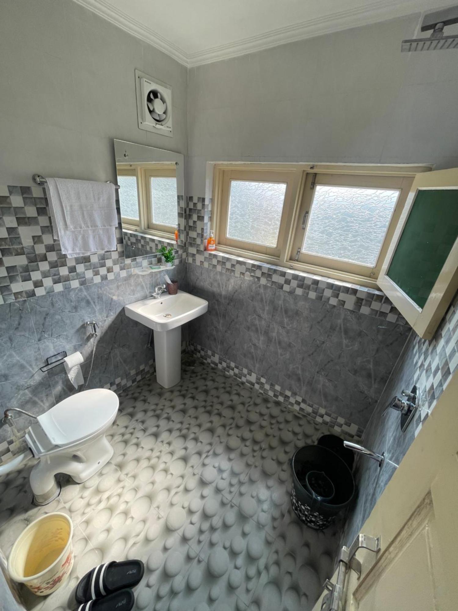 The Khayabaan - Luxurious Home Stay Away From Home Srinagar  Ngoại thất bức ảnh