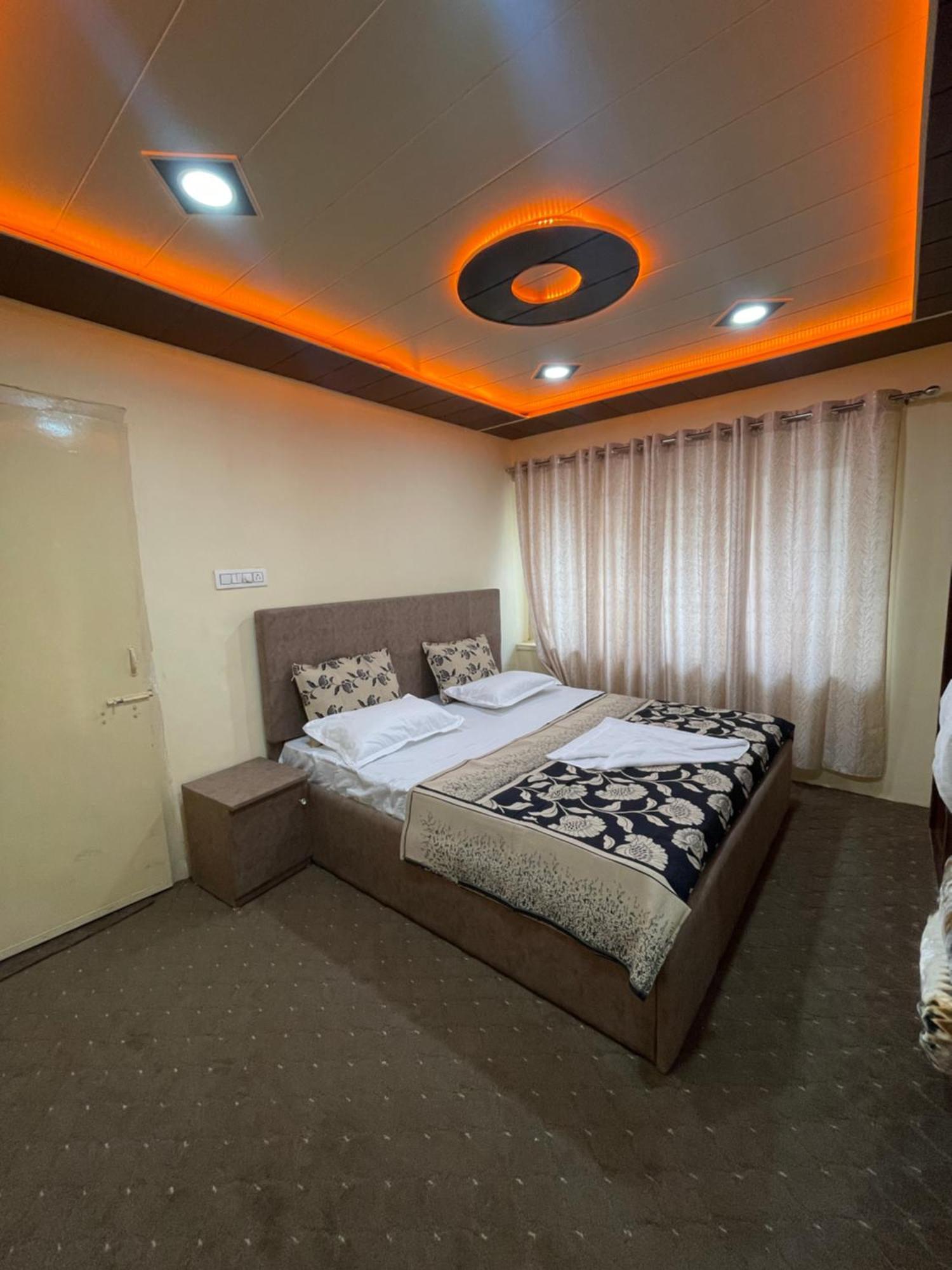 The Khayabaan - Luxurious Home Stay Away From Home Srinagar  Ngoại thất bức ảnh