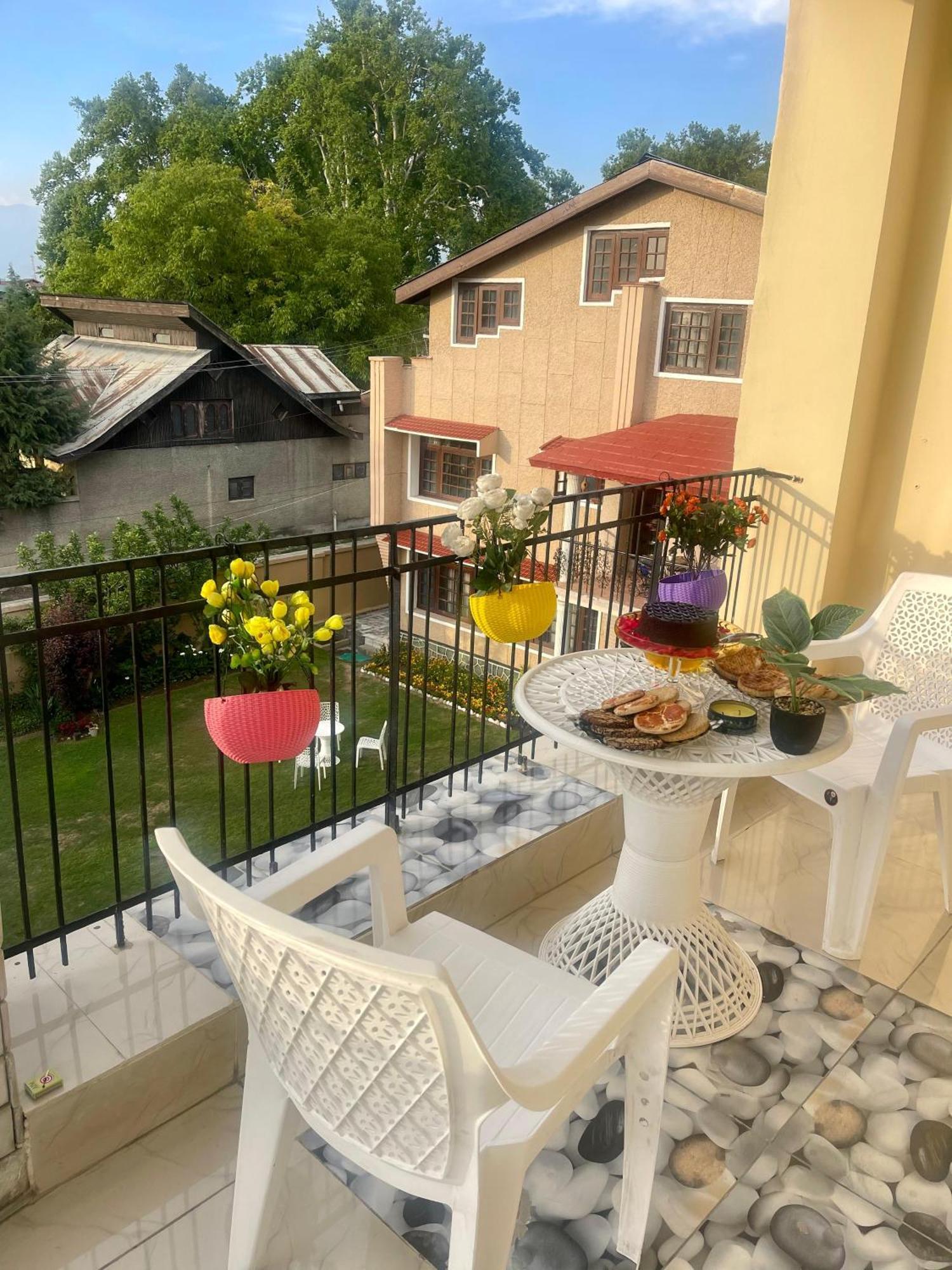 The Khayabaan - Luxurious Home Stay Away From Home Srinagar  Ngoại thất bức ảnh
