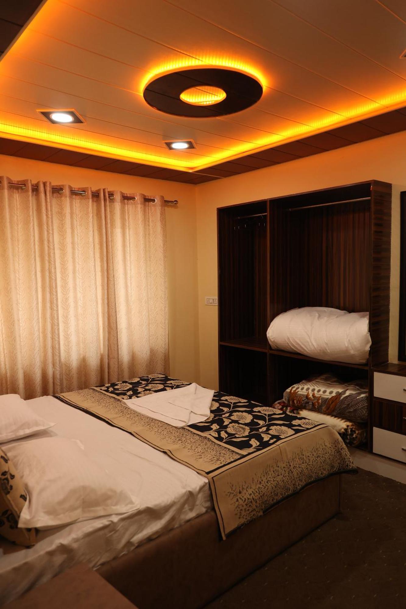 The Khayabaan - Luxurious Home Stay Away From Home Srinagar  Ngoại thất bức ảnh