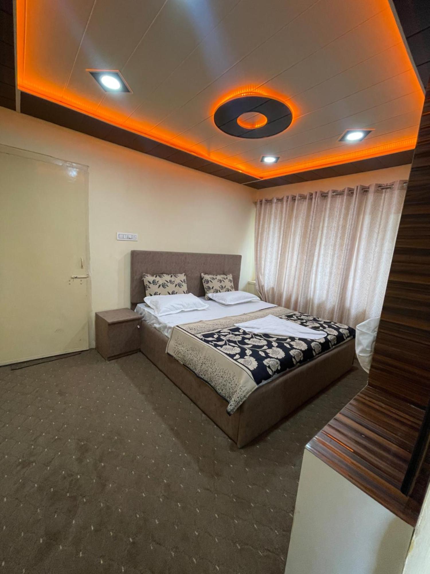 The Khayabaan - Luxurious Home Stay Away From Home Srinagar  Phòng bức ảnh